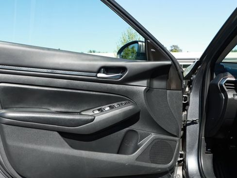 Used 2024 Nissan Altima 2.5 SV FWD image 19