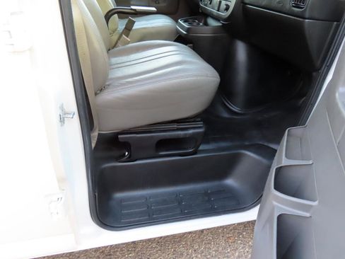 Used 2015 Chevrolet Express 2500 image 11