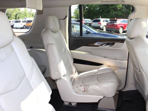 Used 2020 Cadillac Escalade ESV Premium Luxury AWD/4WD image 22