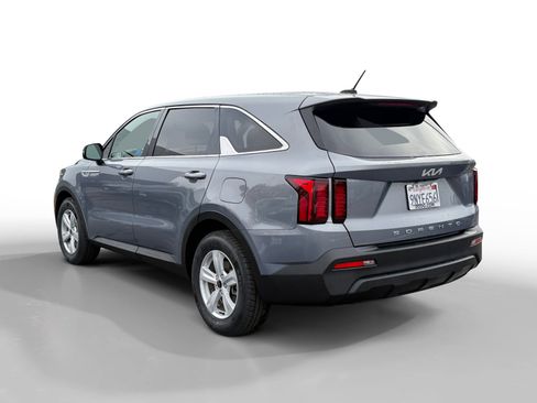 Used 2022 Kia Sorento LX image 3