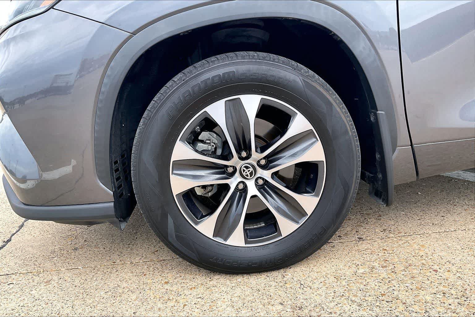 Used 2021 Toyota Highlander XLE AWD/4WD image 8