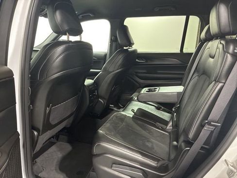 Used 2024 Jeep Grand Cherokee L Laredo image 13