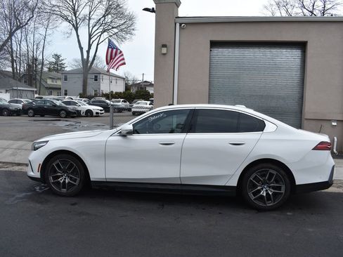 Used 2024 BMW i5 eDrive40i image 9