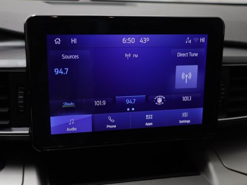 Used 2022 Ford Explorer XLT w/ Equipment Group 202A image 8