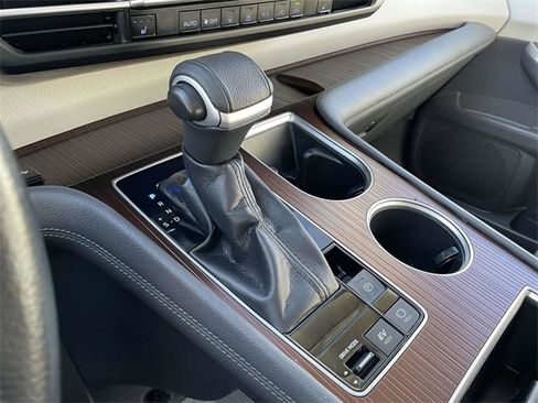 Used 2022 Toyota Sienna XLE image 31