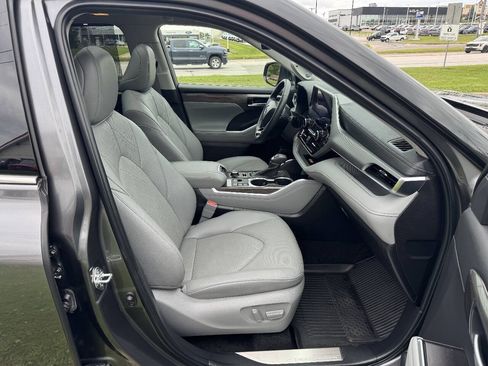 Used 2023 Toyota Highlander Platinum AWD/4WD image 16