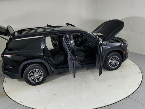 Used 2024 Chevrolet Traverse LT image 48