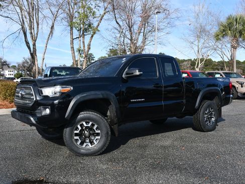 Used 2017 Toyota Tacoma TRD Off-Road image 3
