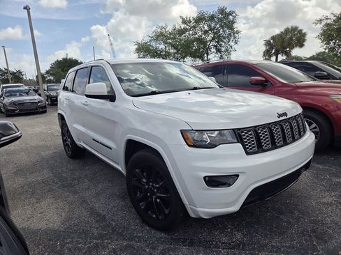 Used 2021 Jeep Grand Cherokee Laredo X image 2
