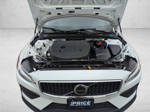 Used 2025 Volvo V60 B5 Cross Country Plus image 24