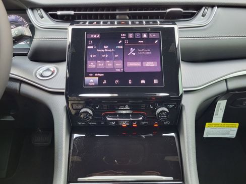 New 2025 Jeep Grand Cherokee Altitude AWD/4WD image 17