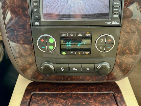 Used 2010 GMC Yukon XL Denali AWD/4WD image 26