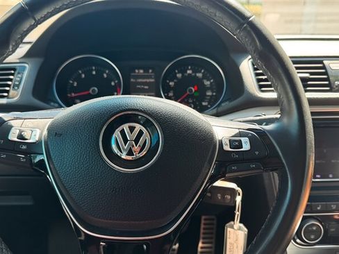 Used 2018 Volkswagen Passat 2.0T R-Line w/ R-Line Lighting Package FWD image 9