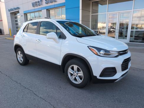 Used 2020 Chevrolet Trax LT w/ LT Convenience Package AWD/4WD image 2