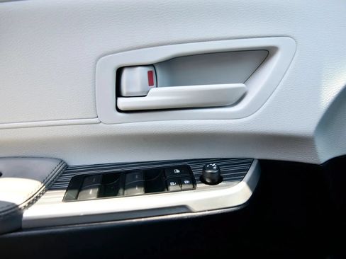 Used 2025 Toyota Sienna LE FWD image 9