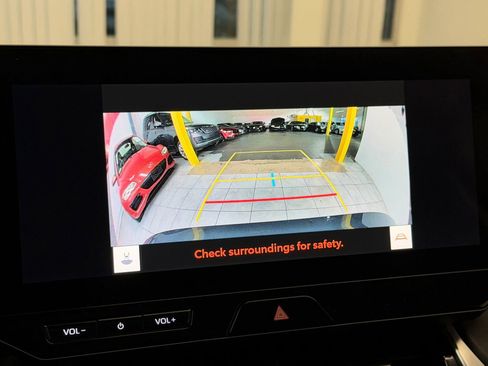 Used 2023 Toyota Venza XLE image 28