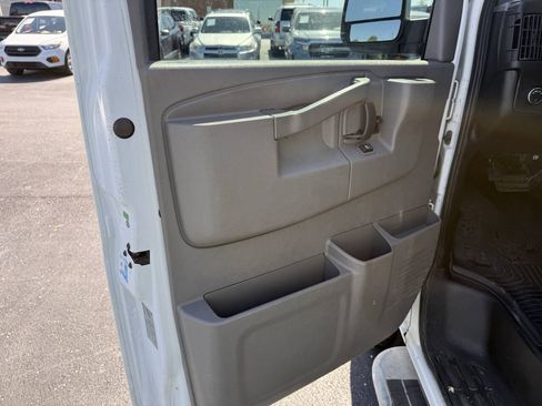 Used 2018 Chevrolet Express 2500 w/ Driver Convenience Package RWD image 9