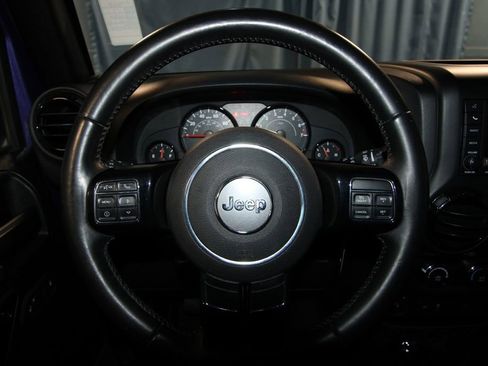 Used 2017 Jeep Wrangler Unlimited Sahara image 9