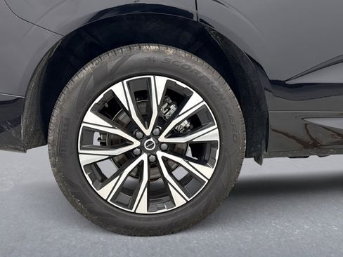 Used 2025 Volvo XC60 B5 Core image 12