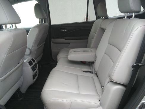 Used 2019 Honda Pilot Touring image 11