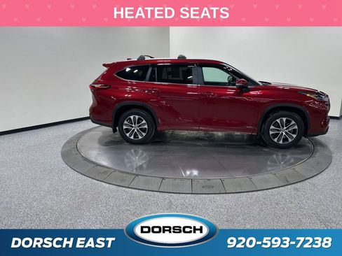 Used 2024 Toyota Highlander XLE image 3