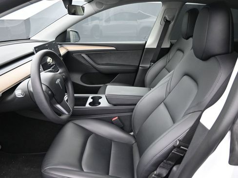 Used 2022 Tesla Model Y Long Range image 17