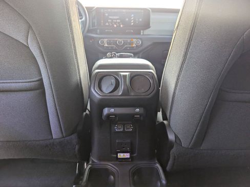 Used 2025 Jeep Wrangler Unlimited Sahara AWD/4WD image 32