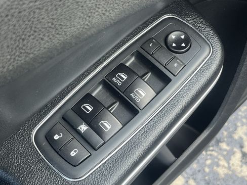 Used 2020 Chrysler 300 Limited RWD image 26