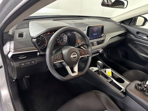 Used 2024 Nissan Altima 2.5 SV image 13