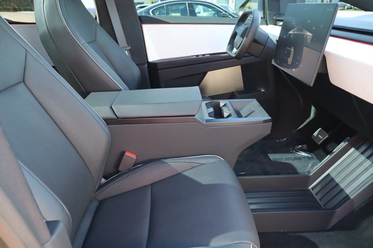 Used 2024 Tesla Cybertruck AWD Crew Cab image 29