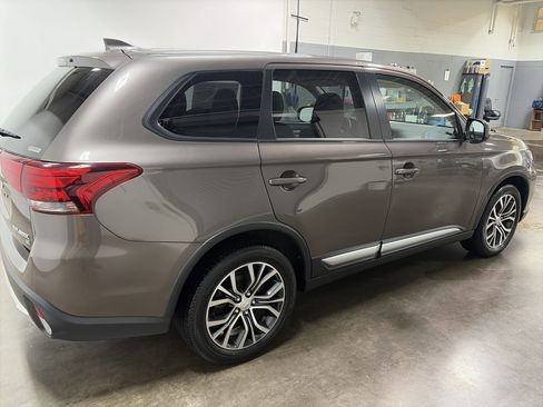 Used 2018 Mitsubishi Outlander SE image 3