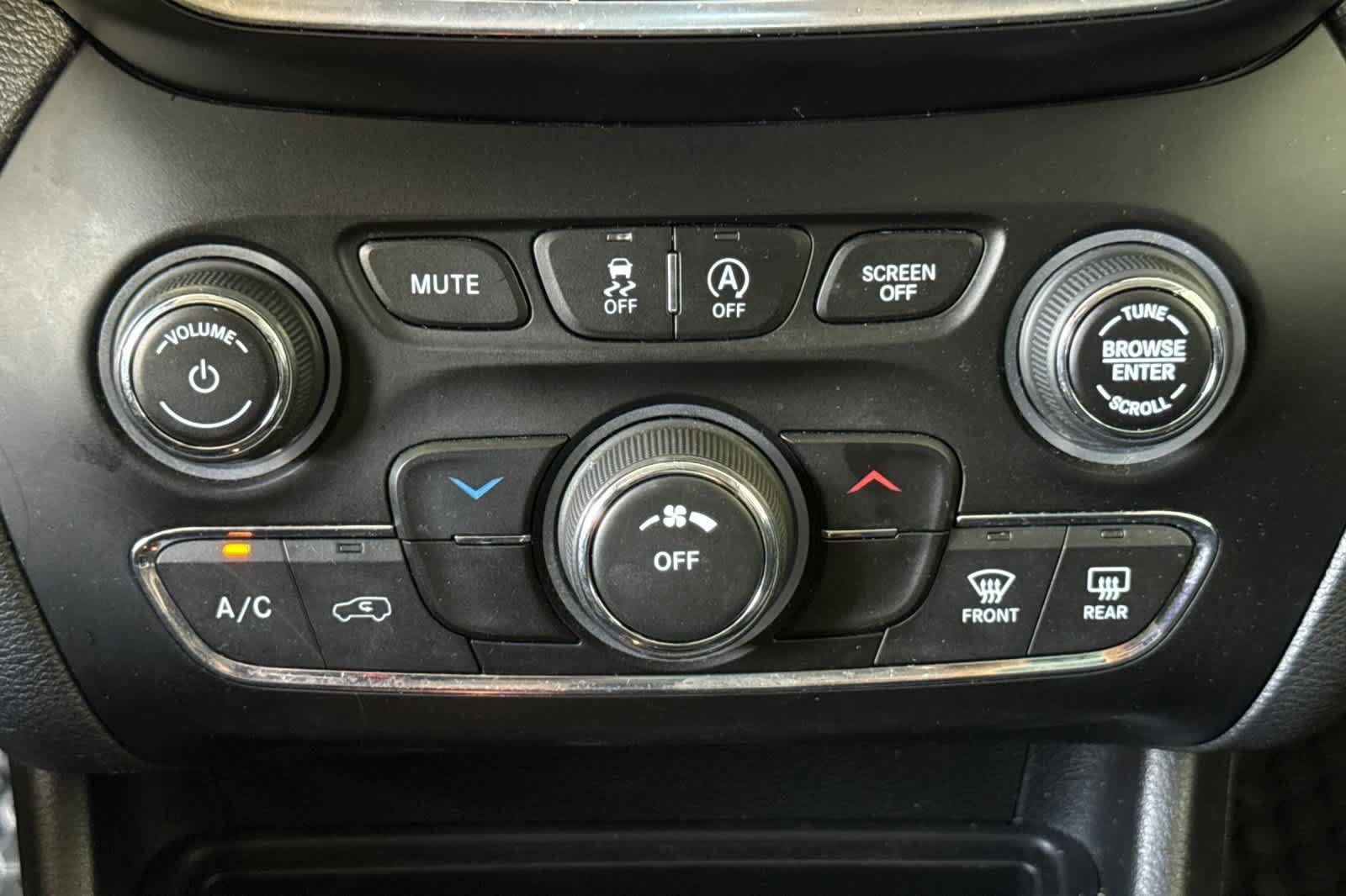Used 2019 Jeep Cherokee Latitude Plus w/ Cold Weather Group AWD/4WD image 22