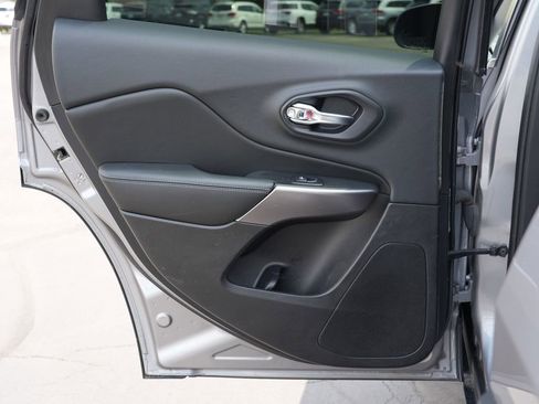 Used 2019 Jeep Cherokee Latitude w/ Popular Appearance Group AWD/4WD image 19