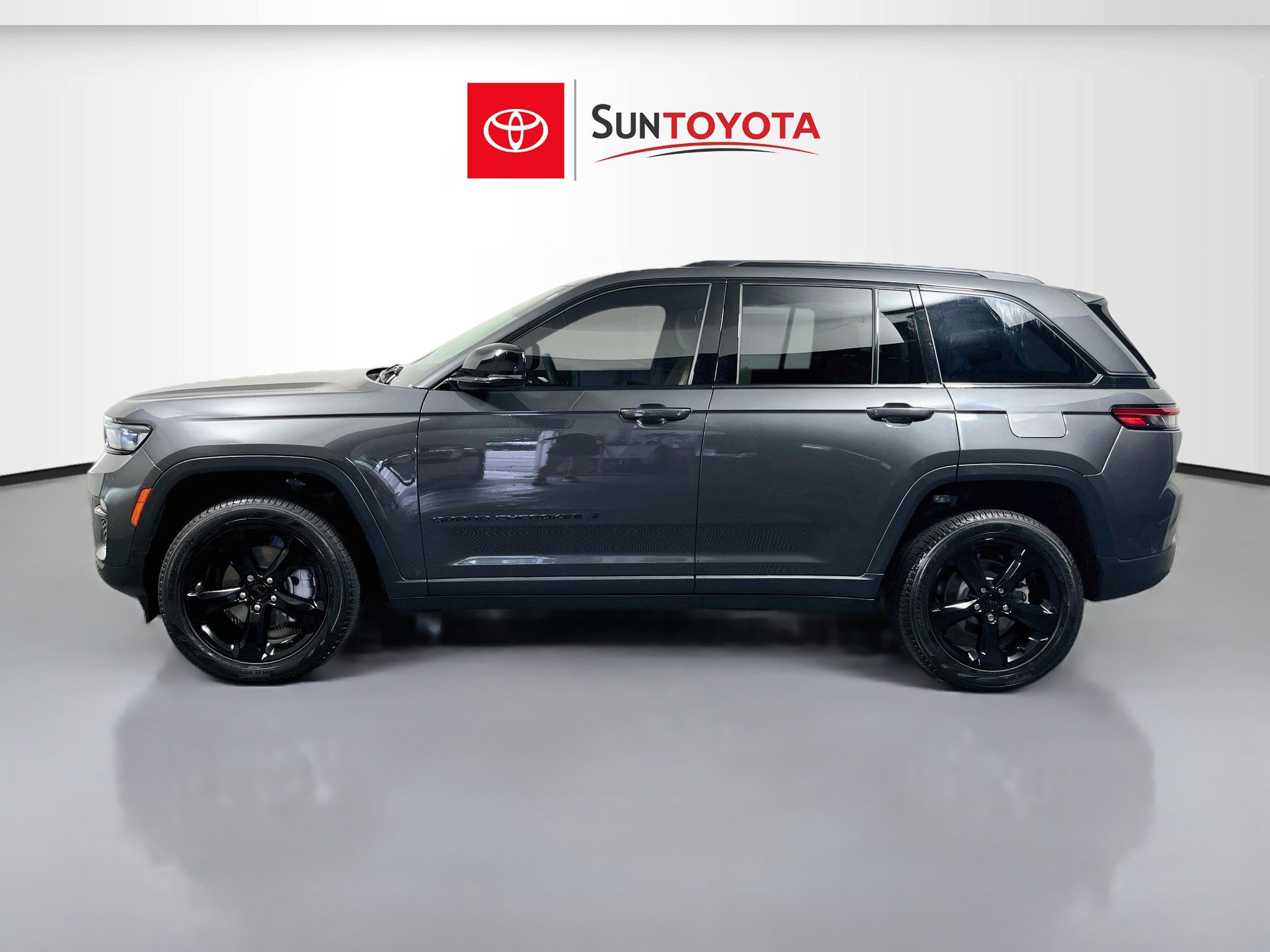 Used 2023 Jeep Grand Cherokee Limited w/ Black Appearance Package AWD/4WD image 7