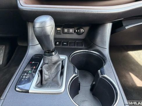 Certified 2017 Toyota Highlander LE FWD image 28
