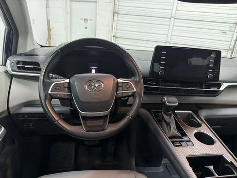 Used 2021 Toyota Sienna XLE FWD image 27