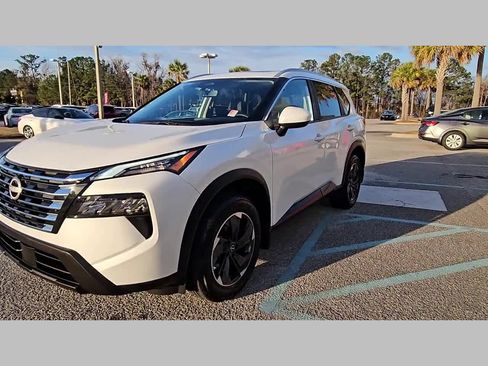 Used 2025 Nissan Rogue SV w/ SV Premium Package image 23