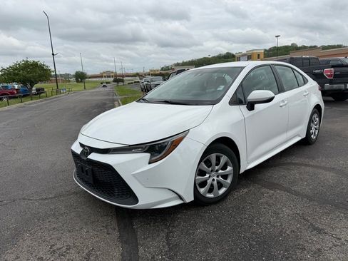 Used 2022 Toyota Corolla LE FWD image 2