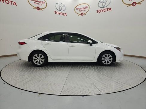 Used 2021 Toyota Corolla LE image 3