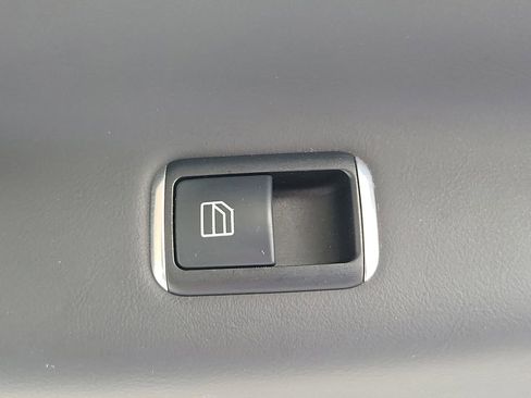 Used 2018 Tesla Model X 75D image 17