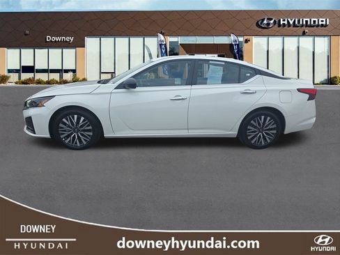 Used 2025 Nissan Altima 2.5 SV FWD image 2