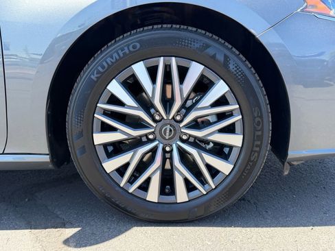 Used 2025 Nissan Altima 2.5 SV FWD image 11