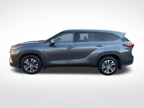 Used 2021 Toyota Highlander XLE AWD/4WD image 2