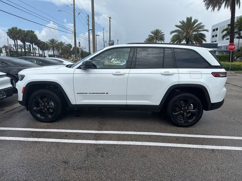 Used 2023 Jeep Grand Cherokee Altitude AWD/4WD image 7