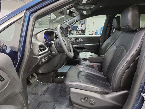 Used 2025 Chrysler Pacifica Select FWD image 9