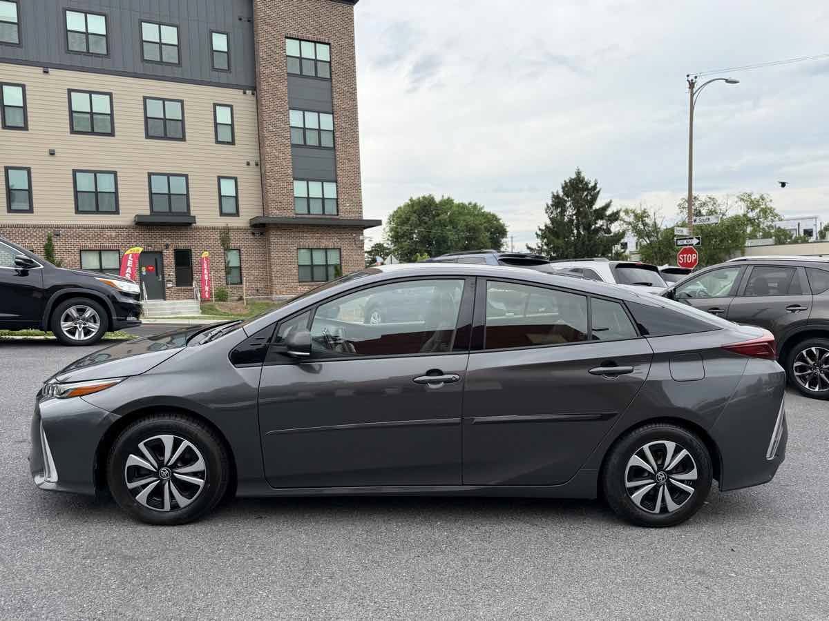 Used 2017 Toyota Prius Prime Premium FWD image 4