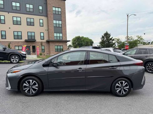Used 2017 Toyota Prius Prime Premium FWD image 4