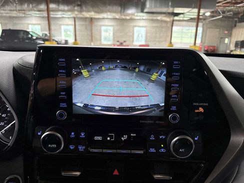 Used 2021 Toyota Highlander XLE AWD/4WD image 26