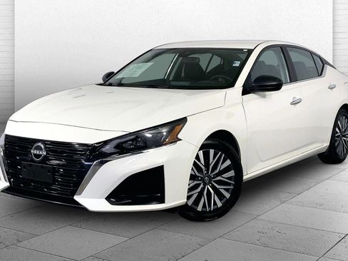 Used 2025 Nissan Altima 2.5 SV FWD image 12