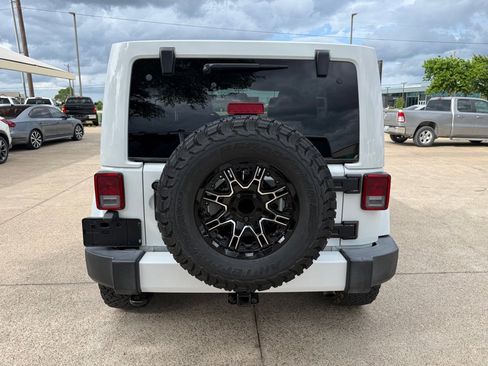 Used 2016 Jeep Wrangler Unlimited Sahara w/ Connectivity Group AWD/4WD image 6